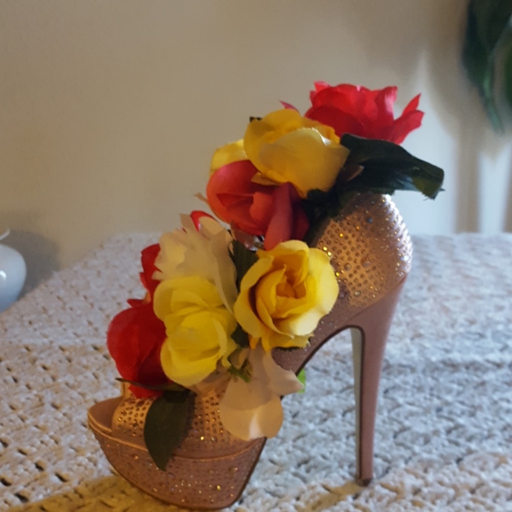 Decorative shoe for your table or shelf.